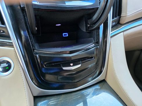 Used 2019 Cadillac Escalade ESV Platinum AWD/4WD image 19