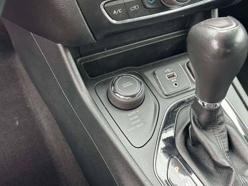 Used 2019 Jeep Cherokee Limited AWD/4WD image 31