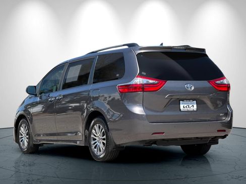 Used 2020 Toyota Sienna XLE w/ XLE Navigation Package FWD image 6