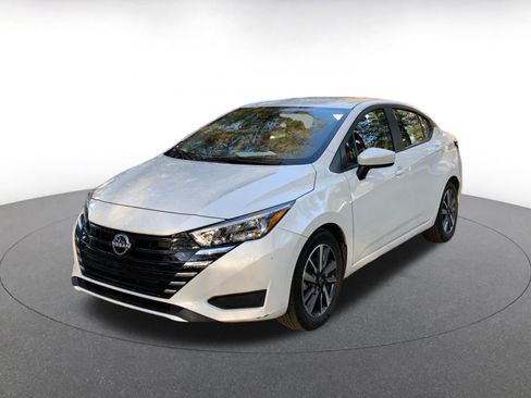 Used 2025 Nissan Versa SV image 3