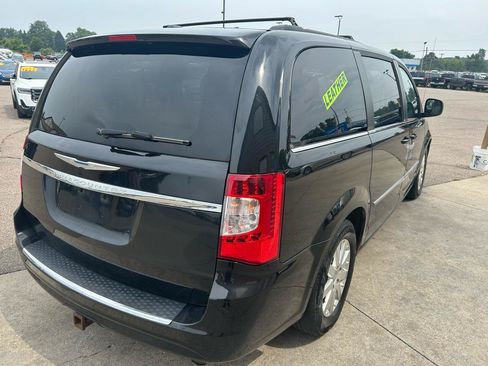 Used 2014 Chrysler Town & Country Touring w/ Trailer Tow Group FWD image 5