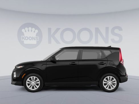 Used 2022 Kia Soul LX image 2