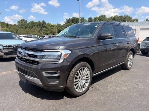 Used 2024 Ford Expedition Limited AWD/4WD image 3