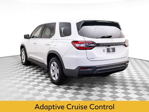 Used 2023 Honda Pilot LX image 3