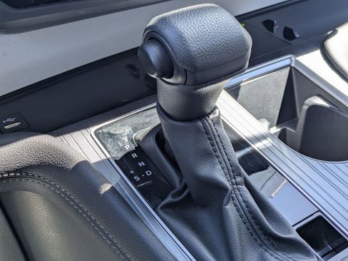 Used 2025 Toyota Sienna LE FWD image 17