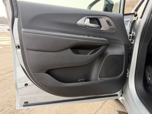 New 2026 Chrysler Pacifica Select w/ S Appearance Package AWD/4WD image 15