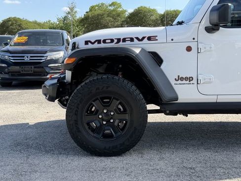 Used 2023 Jeep Gladiator Mojave AWD/4WD image 9