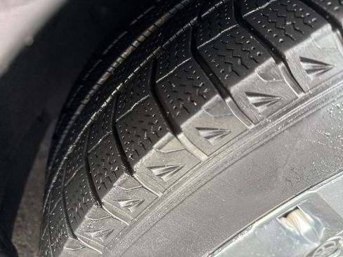 Used 2021 Toyota Sienna Limited image 10