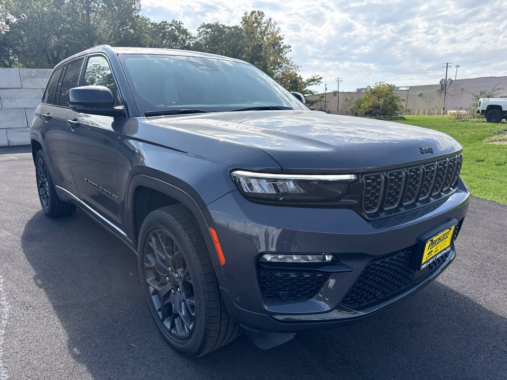 Used 2025 Jeep Grand Cherokee Summit AWD/4WD image 2