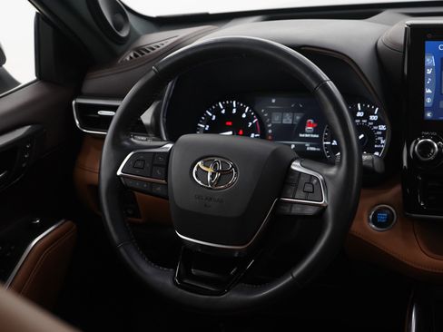 Used 2021 Toyota Highlander Platinum AWD/4WD image 14