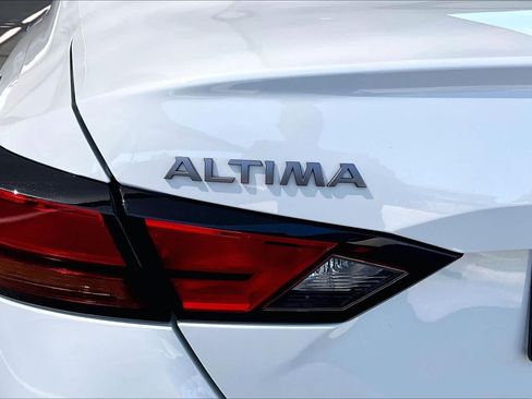 Used 2025 Nissan Altima 2.5 SV FWD image 10