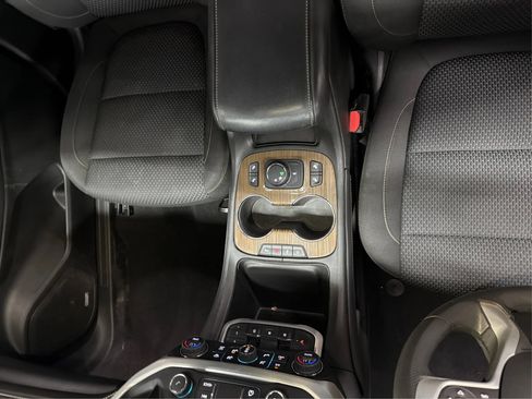 Used 2023 GMC Acadia SLE w/ Driver Convenience Package FWD image 32