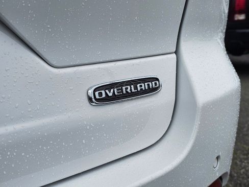 Used 2023 Jeep Grand Cherokee Overland w/ Luxury Tech Group IV AWD/4WD image 17