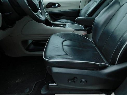 Used 2023 Chrysler Pacifica Limited image 10