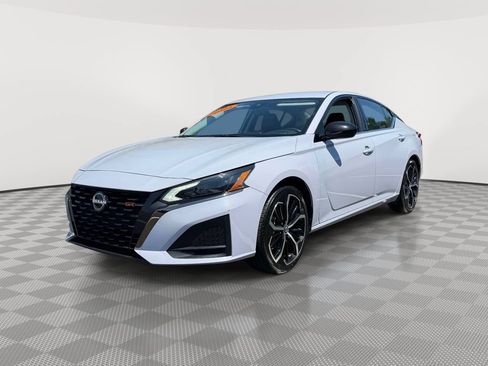Used 2024 Nissan Altima 2.5 SR FWD image 3