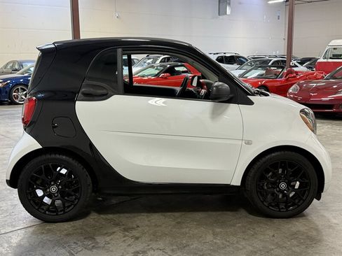 Used 2017 smart fortwo pure RWD image 9