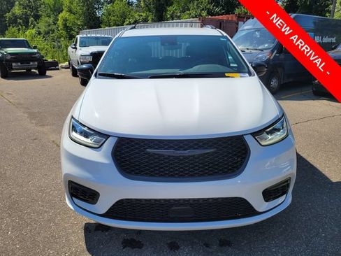 Used 2024 Chrysler Pacifica Touring-L w/ S Appearance Package FWD image 8