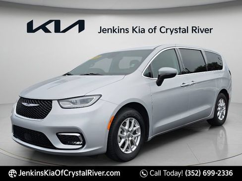 Used 2023 Chrysler Pacifica Touring-L FWD image 16