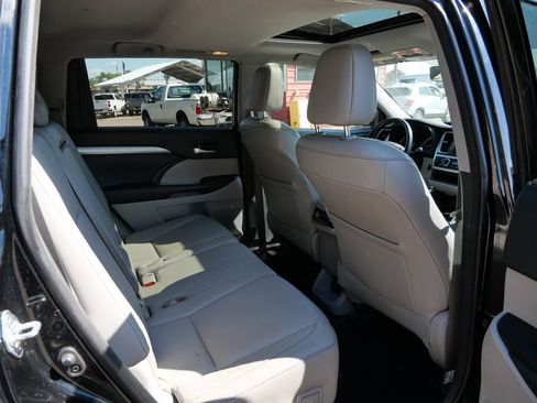 Used 2018 Toyota Highlander XLE AWD/4WD image 13