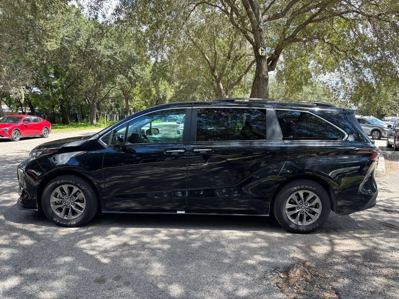 Used 2025 Toyota Sienna XLE FWD image 4