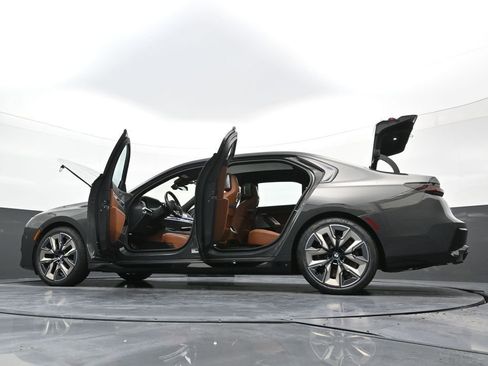 Used 2023 BMW 760i xDrive w/ Executive Package image 45