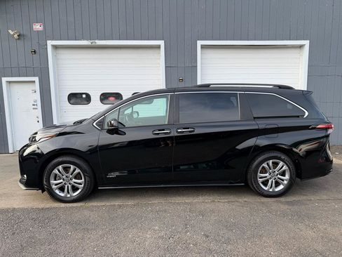 Used 2021 Toyota Sienna XSE w/ XSE Plus Package AWD/4WD image 7
