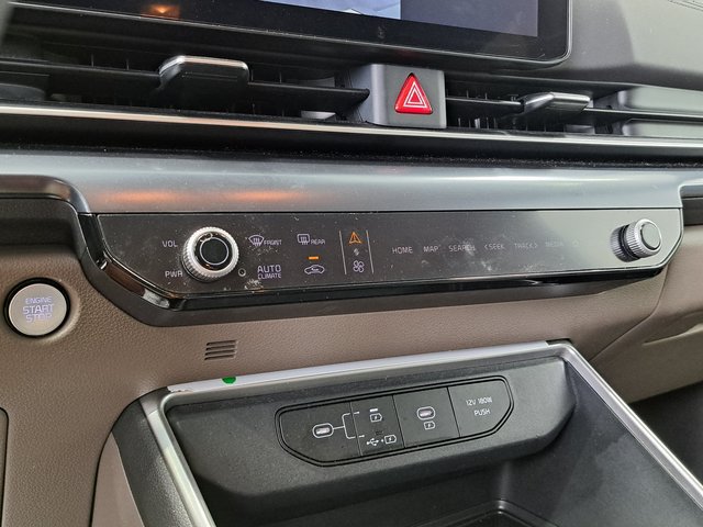 Used 2025 Kia Carnival FWD image 16