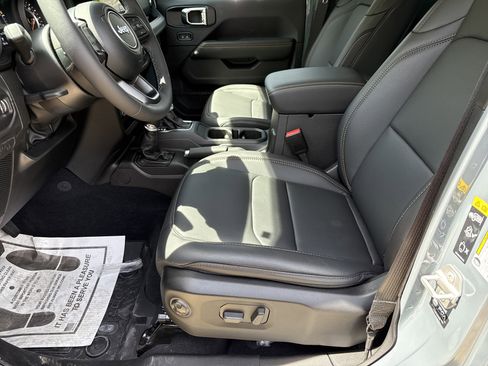 New 2025 Jeep Gladiator Sport w/ Premium Package AWD/4WD image 10