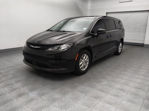 Used 2024 Chrysler Voyager LX FWD image 2