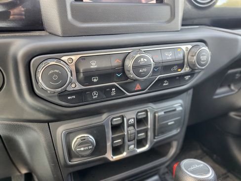 Used 2020 Jeep Gladiator Sport image 24