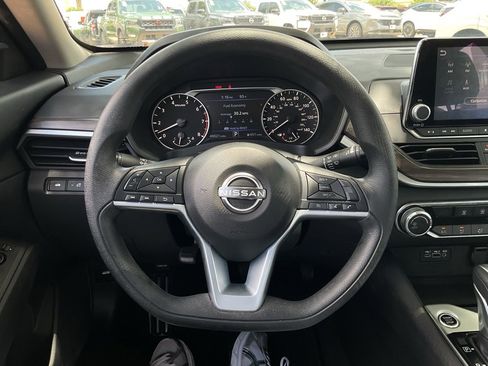 Used 2025 Nissan Altima 2.5 SV FWD image 25