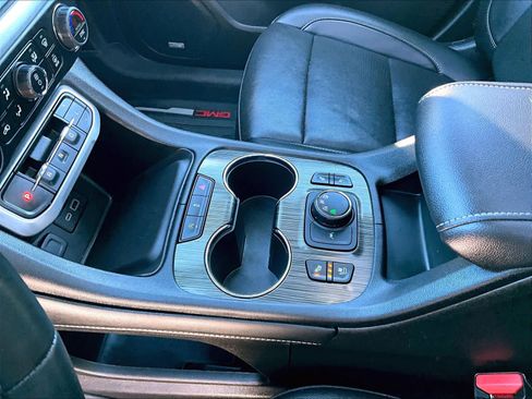 Used 2023 GMC Acadia SLT w/ Elevation Edition image 20