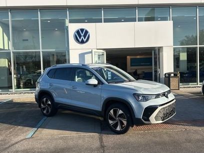 Used 2025 Volkswagen Taos SE w/ Panoramic Sunroof Package