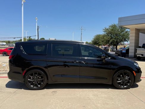 Used 2025 Chrysler Pacifica Limited FWD image 9