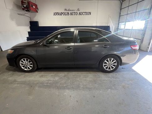 Used 2011 Toyota Camry XLE w/ SE/XLE Extra-Value Pkg FWD image 1