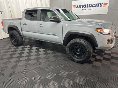 Used 2019 Toyota Tacoma TRD Off-Road image 2
