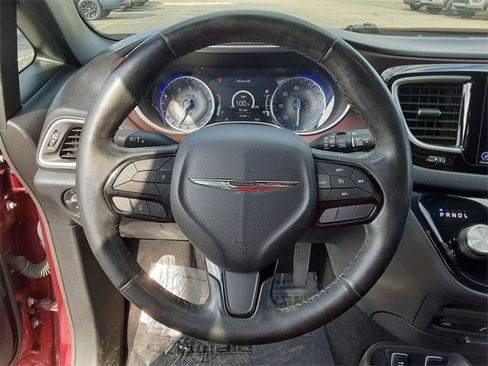 Certified 2020 Chrysler Pacifica Touring-L image 16