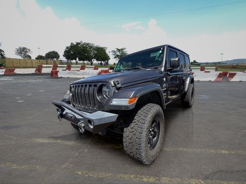 Used 2018 Jeep Wrangler Unlimited Sahara AWD/4WD image 5