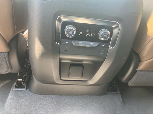Used 2025 Chevrolet Tahoe High Country AWD/4WD image 17