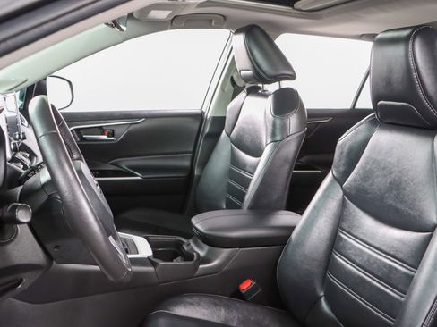 Used 2021 Toyota RAV4 XLE Premium image 25