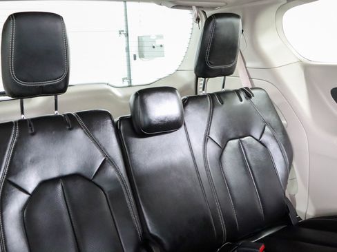 Used 2023 Chrysler Pacifica Touring-L FWD image 29