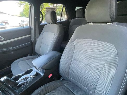 Used 2017 Ford Explorer XLT w/ Equipment Group 201A AWD/4WD image 17