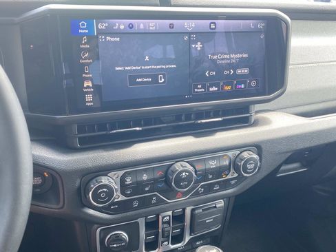 Used 2025 Jeep Wrangler Willys AWD/4WD image 28