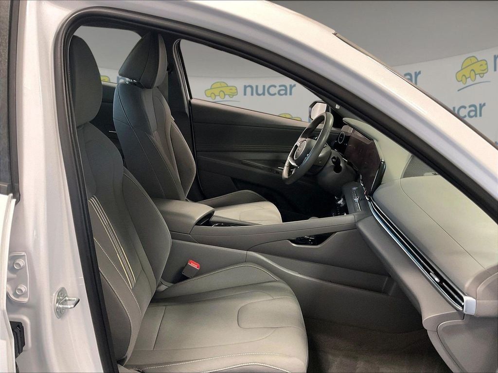 Used 2025 Hyundai Elantra SEL FWD image 5