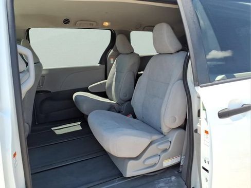 Used 2020 Toyota Sienna L FWD image 22