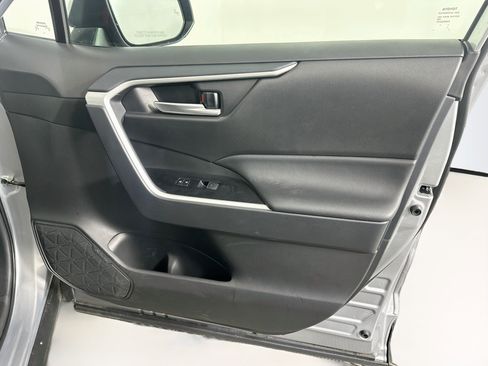Used 2025 Toyota RAV4 XLE FWD image 33
