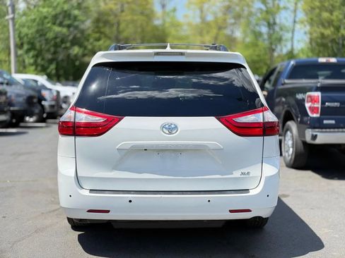 Used 2019 Toyota Sienna XLE w/ XLE Navigation Package FWD image 8