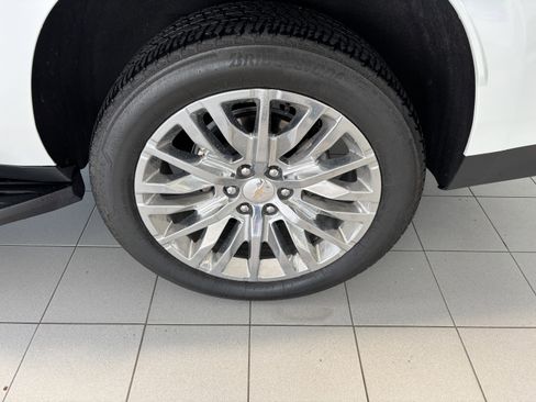 Used 2023 Chevrolet Suburban Premier w/ Advanced Technology Package image 6
