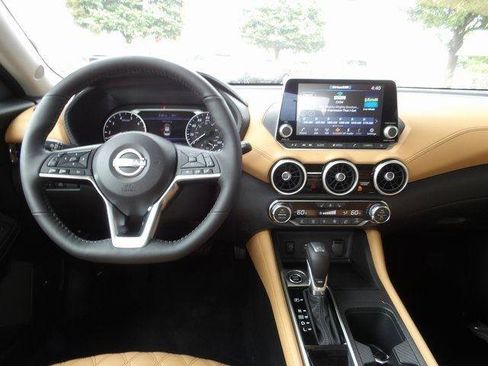 Used 2025 Nissan Sentra SV w/ SV Premium Package image 11