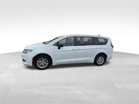 Used 2025 Chrysler Voyager LX image 5